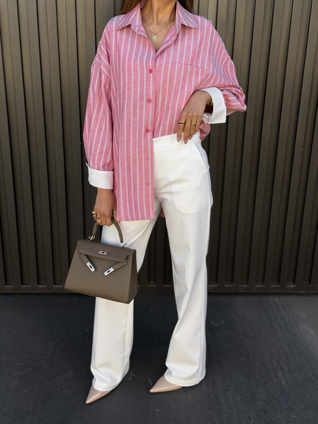 Camisa listrada rosa oversized com calça pantalona branca de alfaiataria e scarpin nude — ZAYA Boutique, Batel, Curitiba