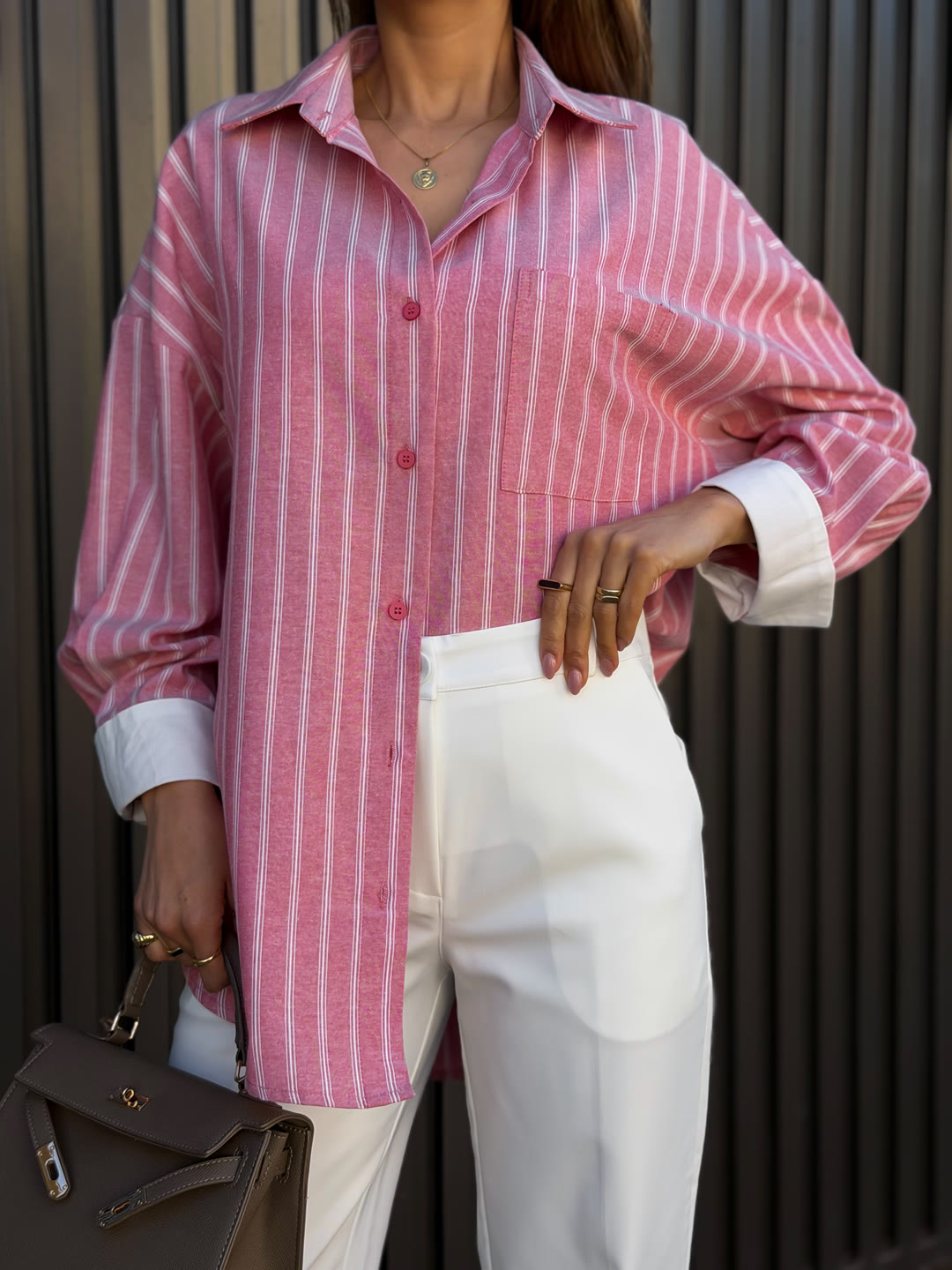 Detalhe da camisa listrada rosa com punhos brancos e calça branca de alfaiataria de cintura alta — ZAYA Boutique, Curitiba