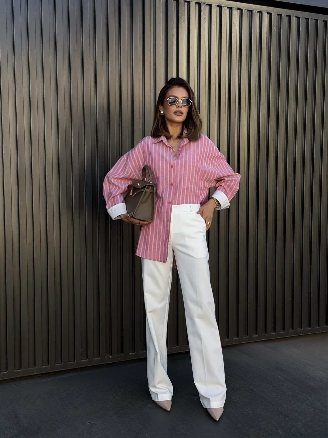Look com camisa listrada rosa oversized, calça pantalona branca e bolsa estruturada — moda feminina ZAYA Boutique, Curitiba