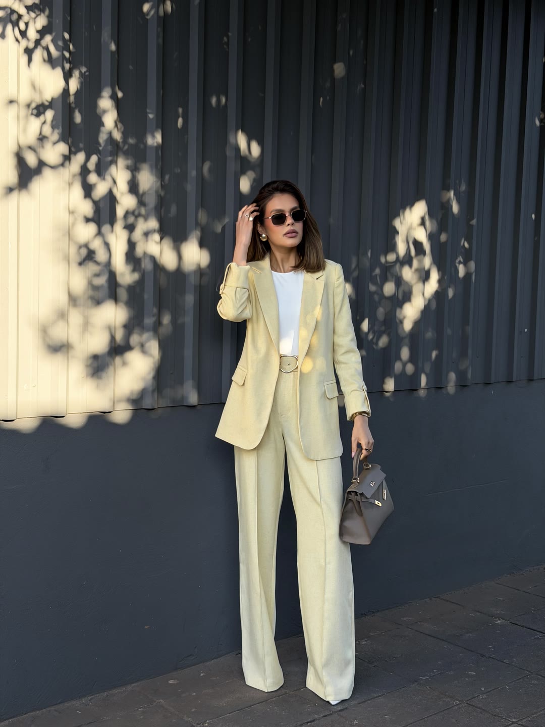 Conjunto de alfaiataria amarelo-manteiga completo com camiseta branca — blazer e calça pantalona, ZAYA Boutique, Batel