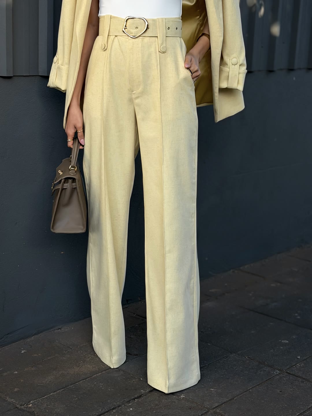 Calça pantalona amarelo-manteiga de cintura alta com cinto de fivela redonda — ZAYA Boutique, Curitiba