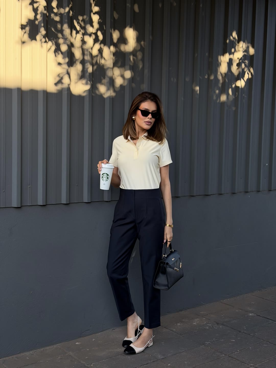 Polo creme e calça azul-marinho com bolsa preta — look de dia da ZAYA Boutique, Batel, Curitiba