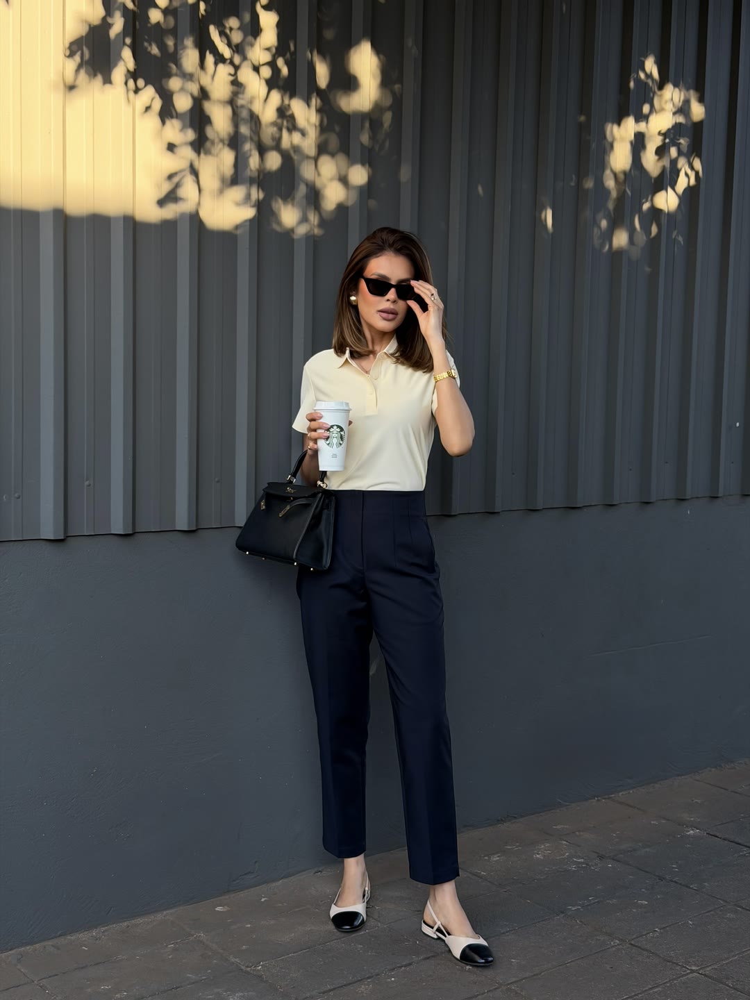 Polo creme com calça azul-marinho cropped e óculos escuros — ZAYA Boutique, Curitiba