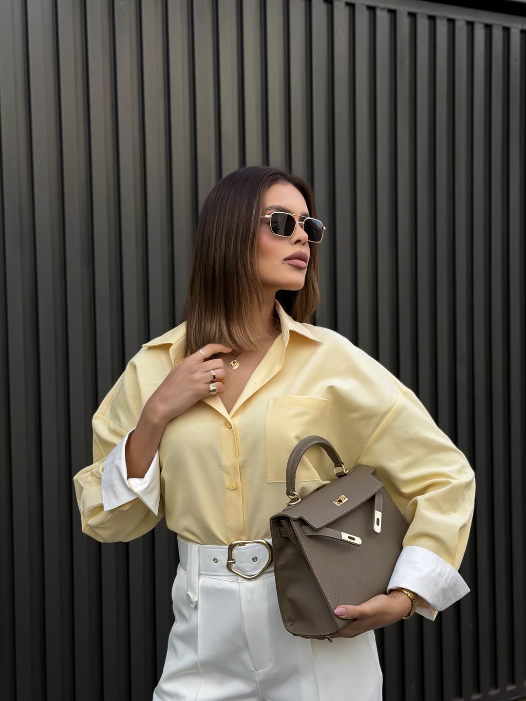 Camisa amarelo-clara oversized com punhos brancos e calça branca com cinto — ZAYA Boutique, Curitiba