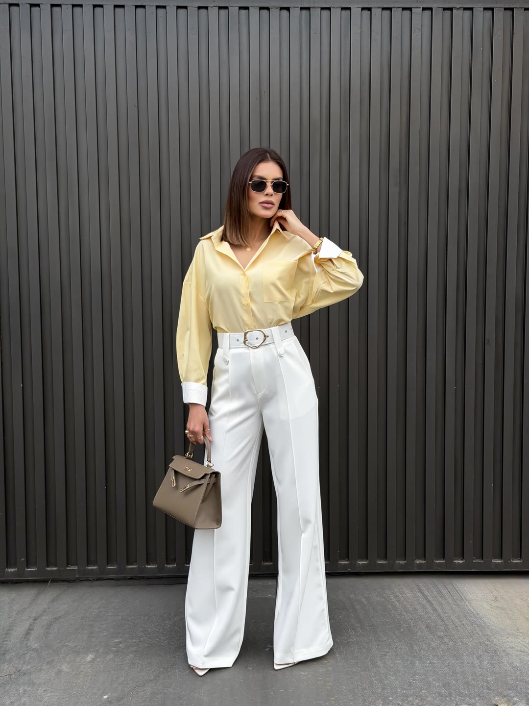 Look claro com camisa amarela, pantalona branca e bolsa taupe estruturada — ZAYA Boutique, Curitiba