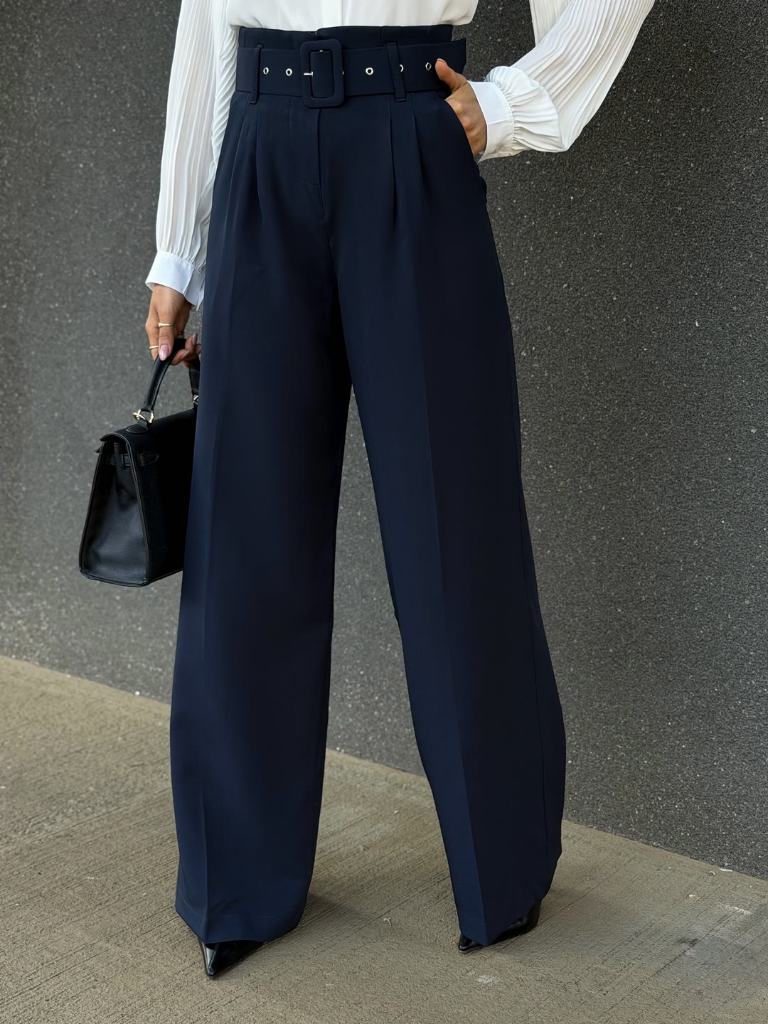 Calça pantalona azul-marinho de cintura alta com cinto largo e blusa branca — detalhe, ZAYA Boutique, Curitiba