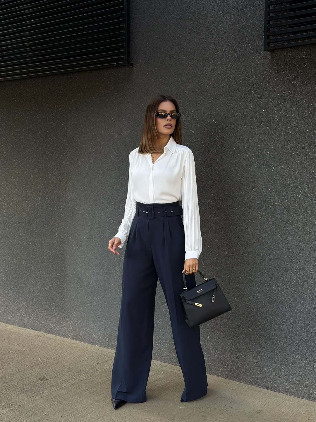 Camisa branca fluida com calça pantalona azul-marinho e bolsa preta — look elegante ZAYA Boutique, Curitiba