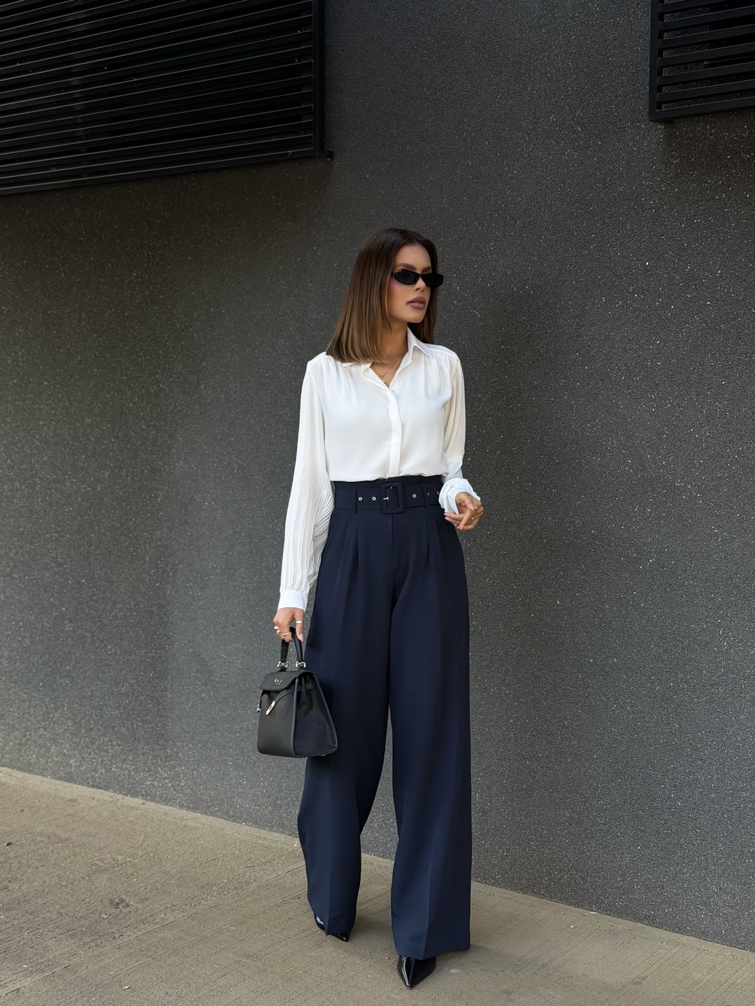Camisa branca com calça pantalona azul-marinho de alfaiataria de cintura alta — ZAYA Boutique, Batel, Curitiba