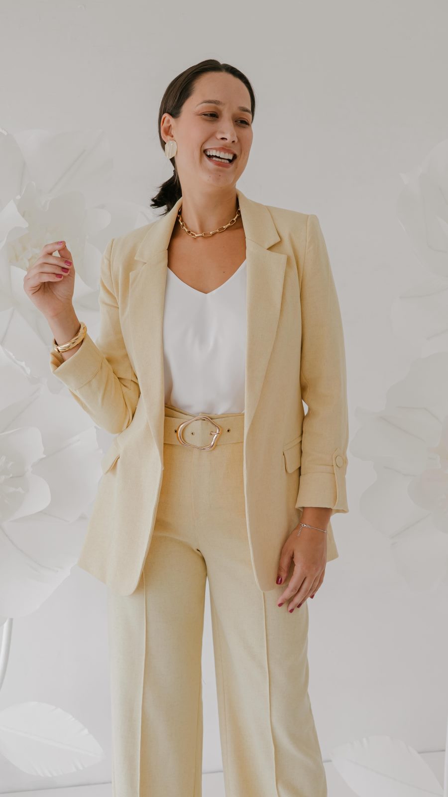Conjunto de alfaiataria amarelo baunilha — blazer alongado e calça pantalona de linho com blusa branca e cinto de fivela dourada, na ZAYA Boutique, Batel, Curitiba