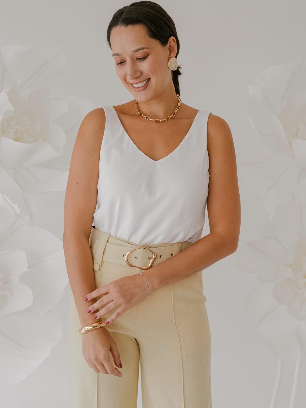 Blusa branca de alças com calça de alfaiataria amarelo baunilha de cintura alta e cinto de fivela dourada — ZAYA Boutique, Batel, Curitiba