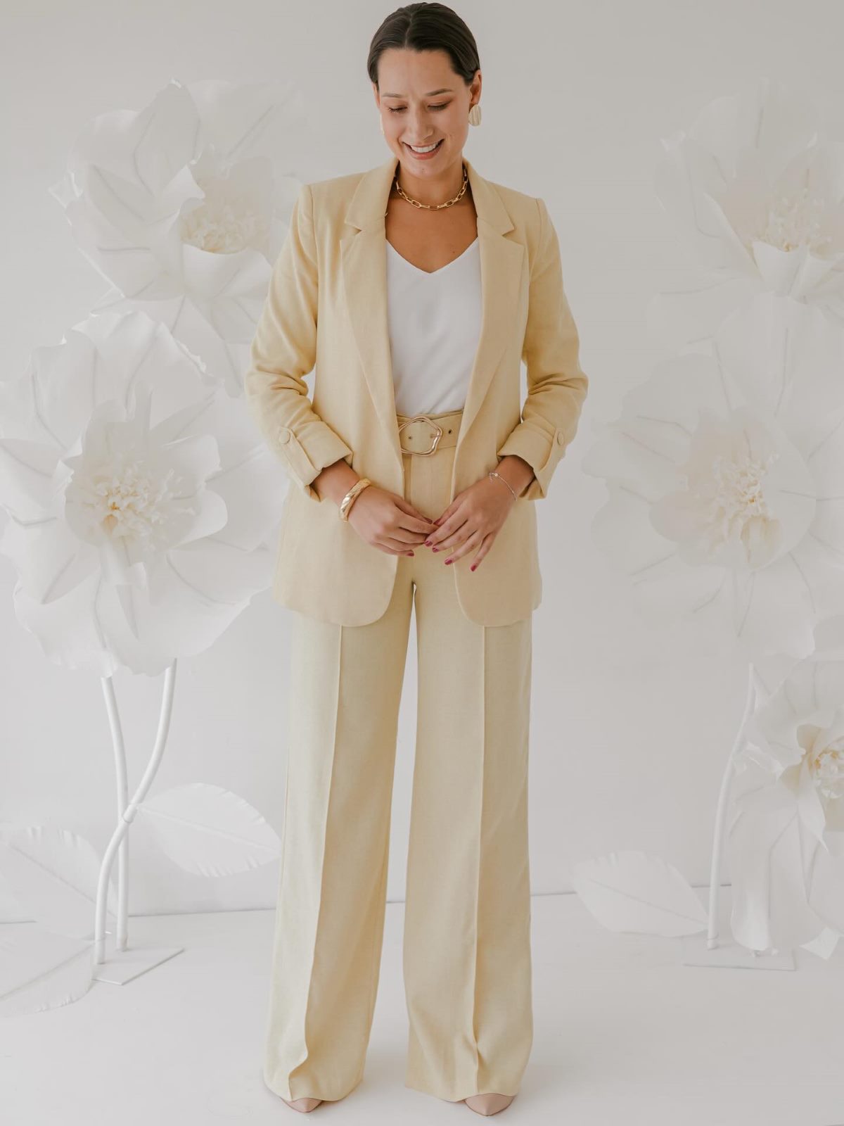 Conjunto de alfaiataria amarelo baunilha completo — blazer alongado e calça pantalona com blusa branca — ZAYA Boutique, Batel, Curitiba