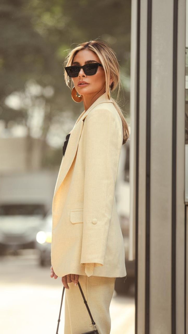 Blazer de alfaiataria amarelo baunilha de caimento alongado com top preto — ZAYA Boutique, Batel, Curitiba
