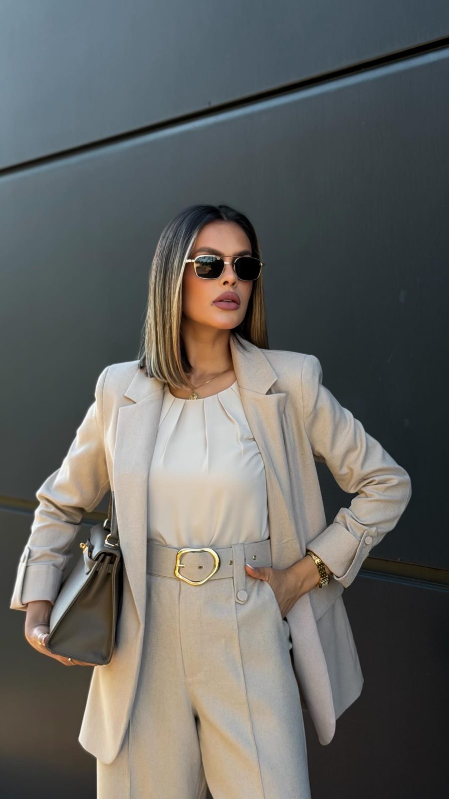 Conjunto de alfaiataria bege — blazer estruturado e calça com blusa off-white franzida e cinto dourado — ZAYA Boutique, Batel, Curitiba