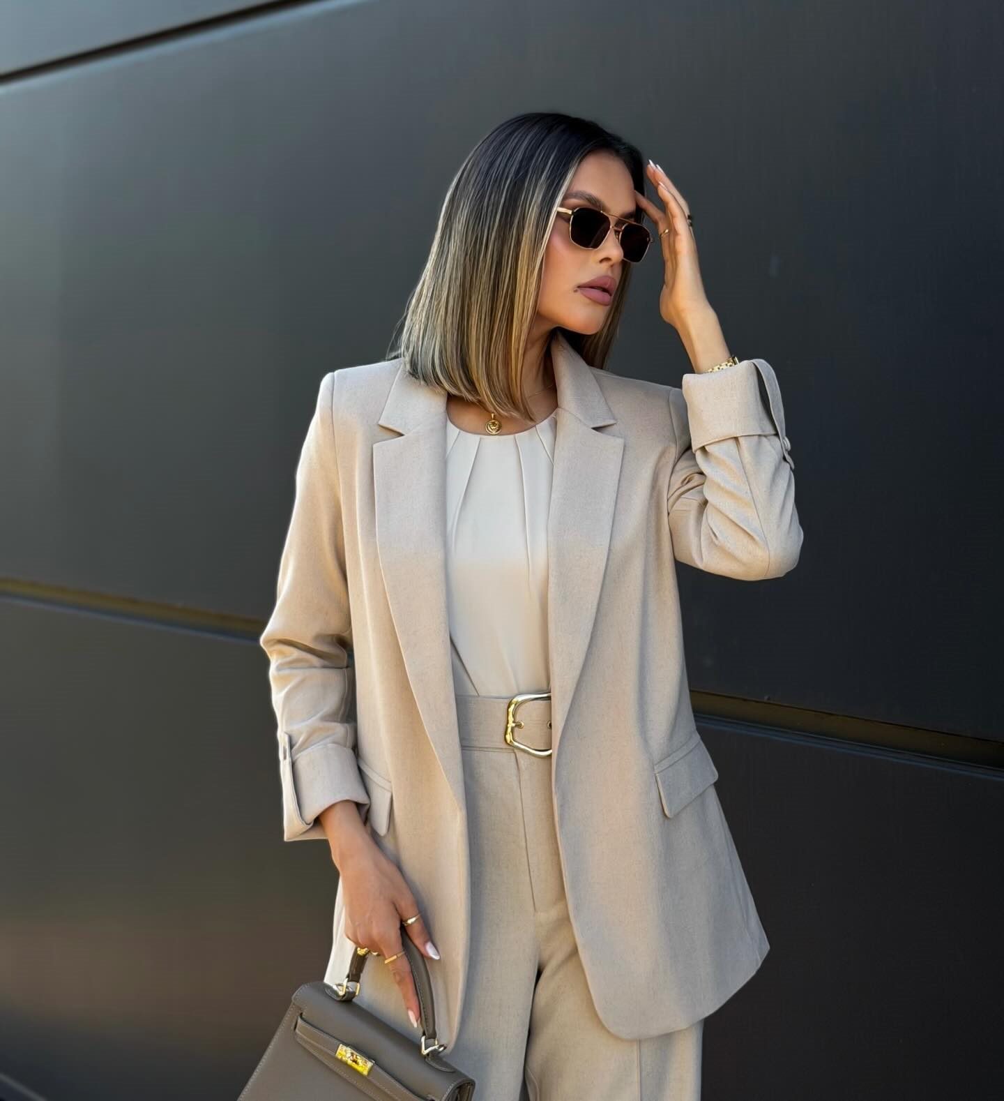 Conjunto de alfaiataria bege — blazer alongado e calça com blusa off-white e cinto de fivela dourada — ZAYA Boutique, Batel, Curitiba