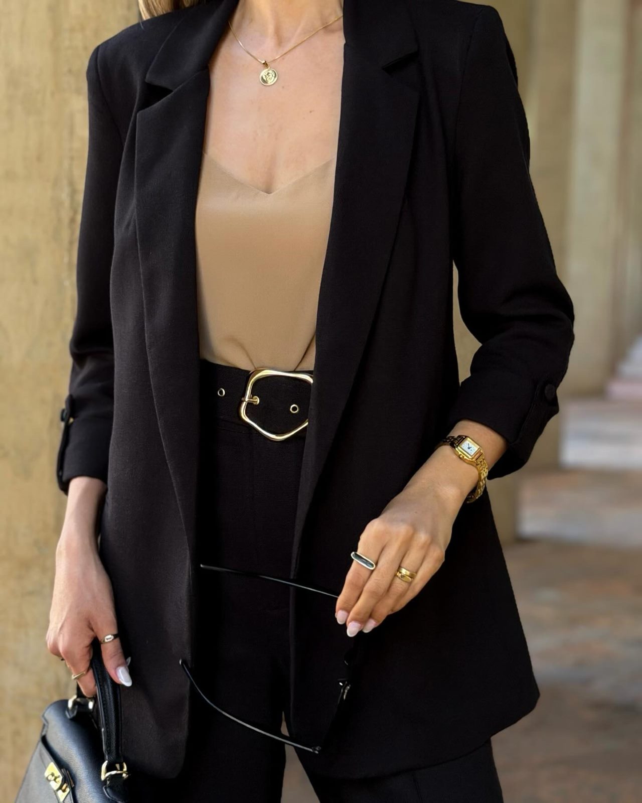 Conjunto de alfaiataria preto com body caramelo e cinto de fivela dourada — detalhe da modelagem — ZAYA Boutique, Batel, Curitiba