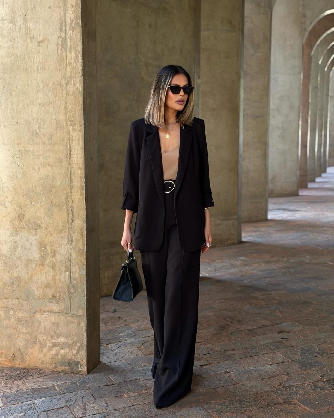 Conjunto de alfaiataria preto completo — blazer alongado e calça pantalona com body caramelo — ZAYA Boutique, Batel, Curitiba