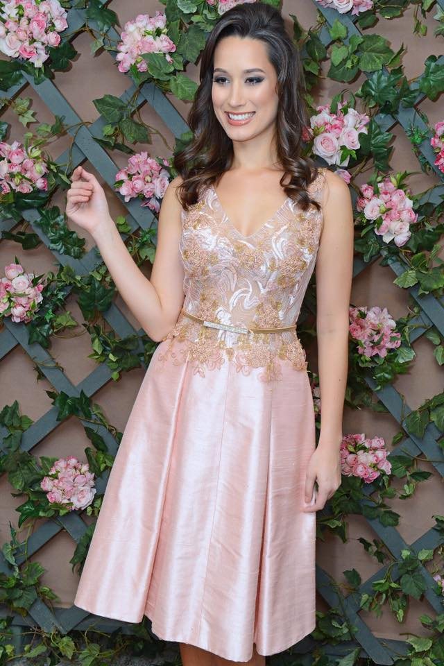 Vestido de festa midi rosê com corpo bordado em dourado e cinto fino — convidada de casamento, ZAYA Boutique, Batel